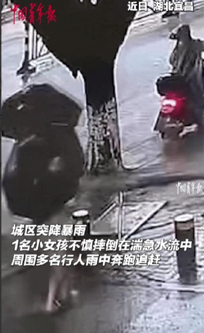 泪目！湖北宜昌，男子回家时，突降暴雨，他赶紧到边上躲雨，突然，发现水中冲来一个黑