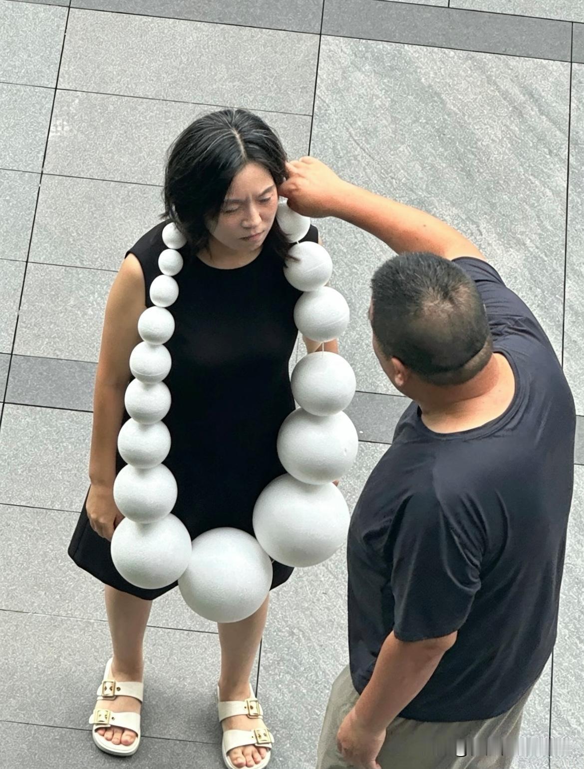 谁能想到，就因为一句珍珠项链太小的吐槽，我爸直接上演了神操作，看完把我笑到直不起