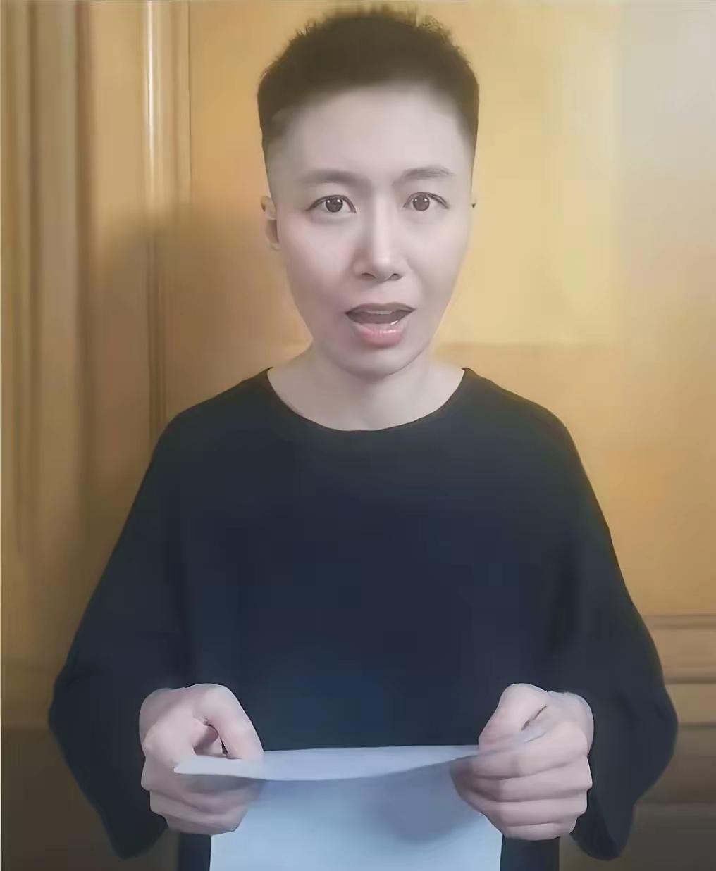 这个女人，就是想搞事，就是个奇葩，另类。莫名其妙的举报鲁迅抽烟墙，她以为她以为是