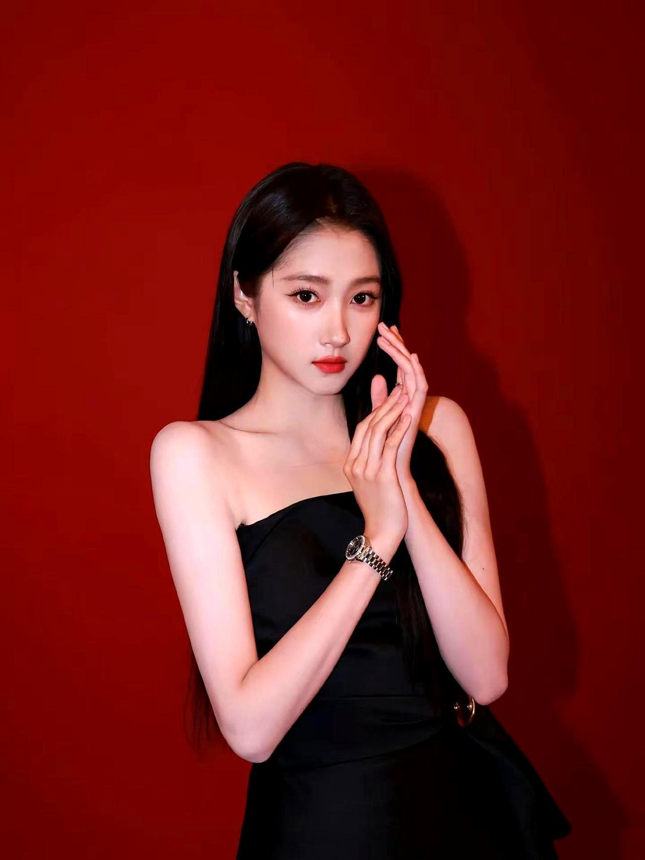 关晓彤深夜删光鹿晗合影不是分手，是止损。七年恋爱，她第一次把微博当账本，把