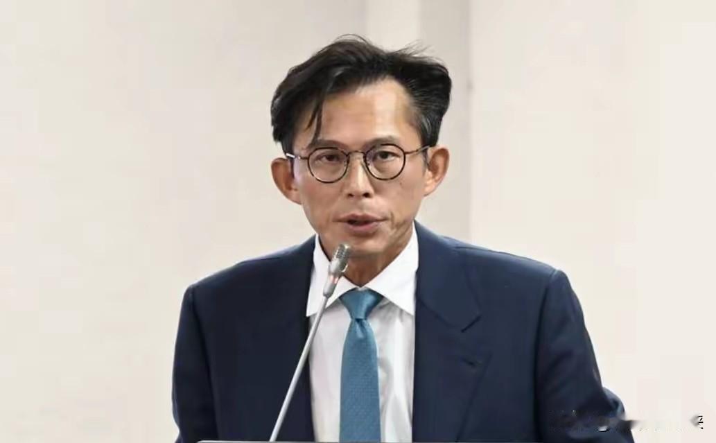 柯文哲架空黄国昌，民众党这出戏，越演越狗血了。黄国昌顶着党主席的头衔，本该是