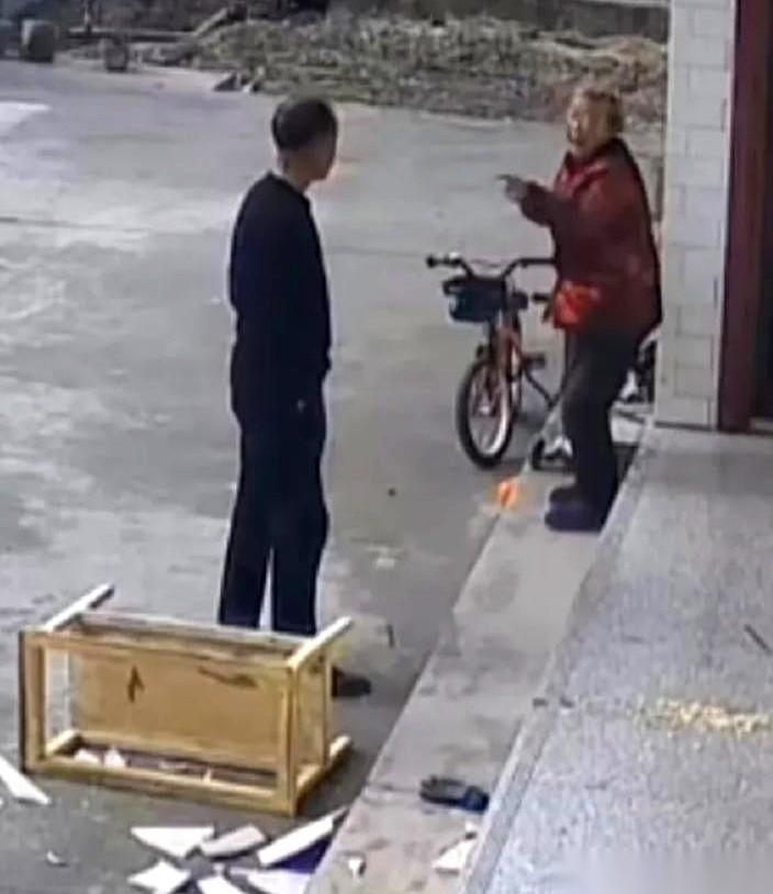 饭桌上，母亲突然伸手：“给我一万！”话音刚落，手里的筷子就砸在了桌上。儿子僵在那