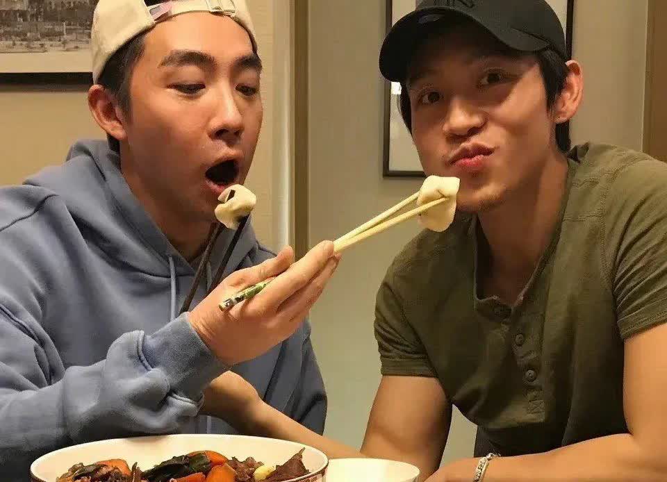 魏晨曾经说过：“如果俞灏明结婚，会送一套房子。”今年五月，俞灏明选择与多年女友王