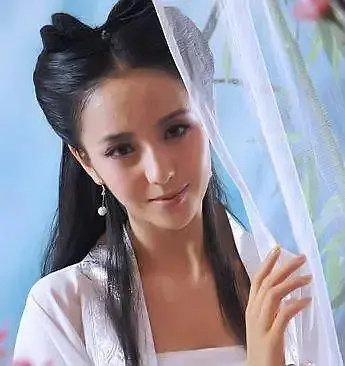 佟丽娅对比早期的剧照是不是发腮了​​​