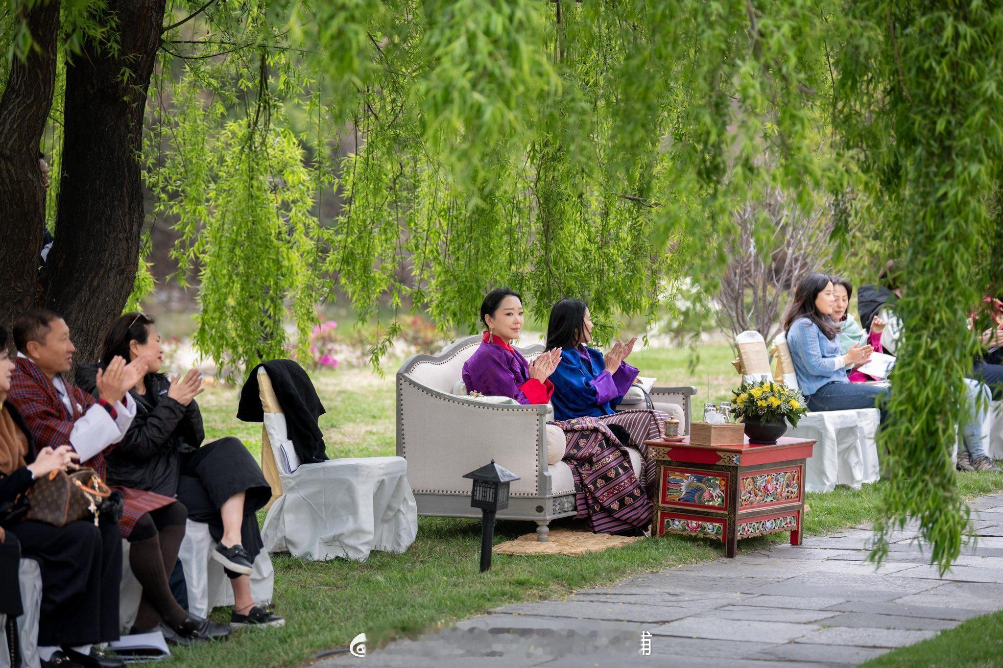 王室王室不丹王室2026年4月11日，县城两位公主观看本土品牌的时装秀，对县城