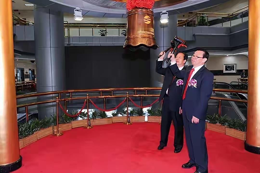 烟台这对父子太牛了，花28亿并购竟带来4500亿的市值！退休的75岁王伟修估计也