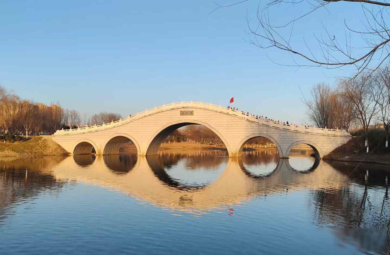 现在的教师有多难！一个表妹在本地的实验中学任教，她说，现在的老师越来越难当。