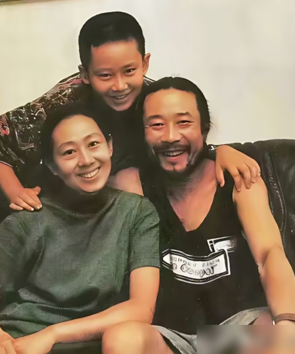 李雪健这张全家福，把我看愣住了。一头长发，满脸胡须，笑得像个邻家大爷。旁边于海丹，还有儿子李亘，一家