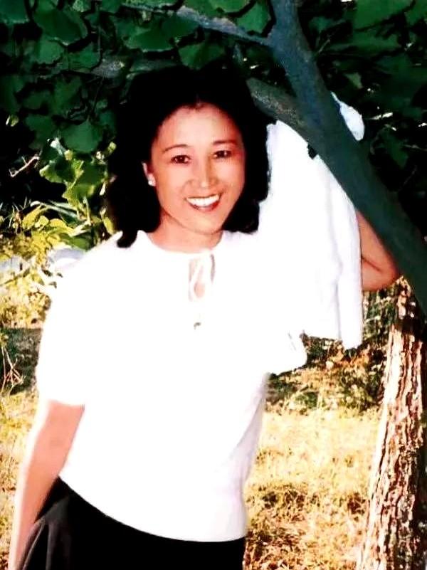 “病床前，楠莉以为握住的是儿子的手，其实是小三递来的刀。”范曾三婚妻子楠莉患