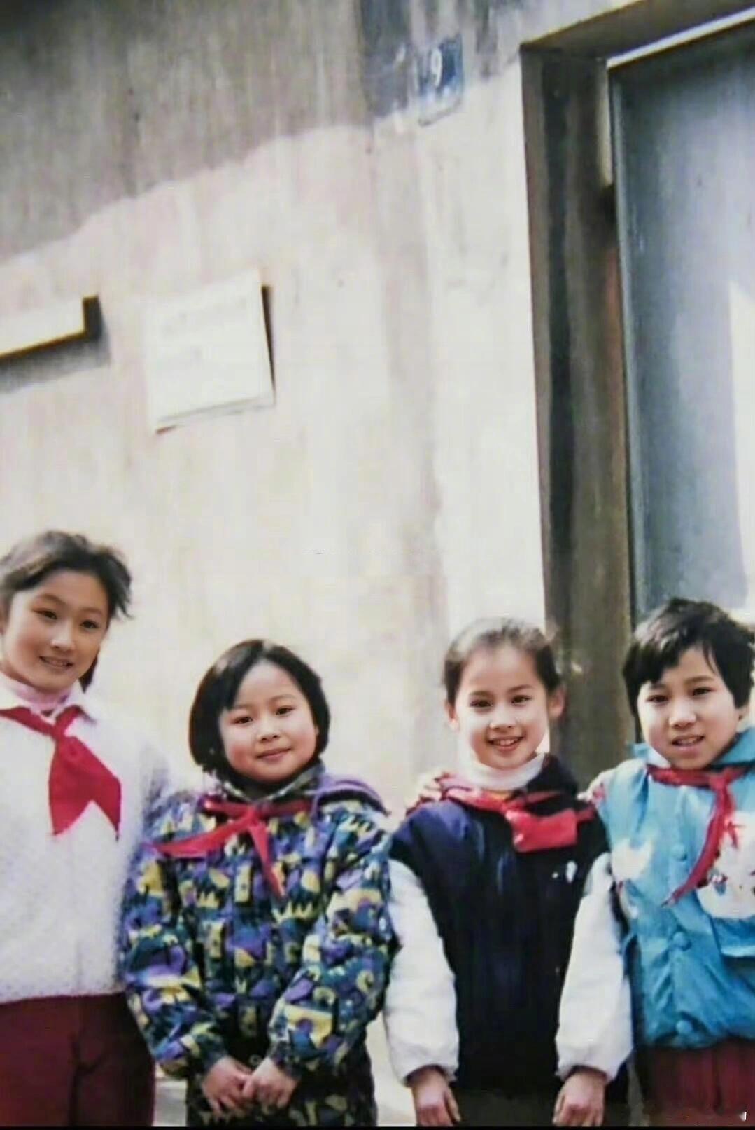 原来长得好看的人真的会发光，黄圣依幼年体在人群中骨相气质都优越得