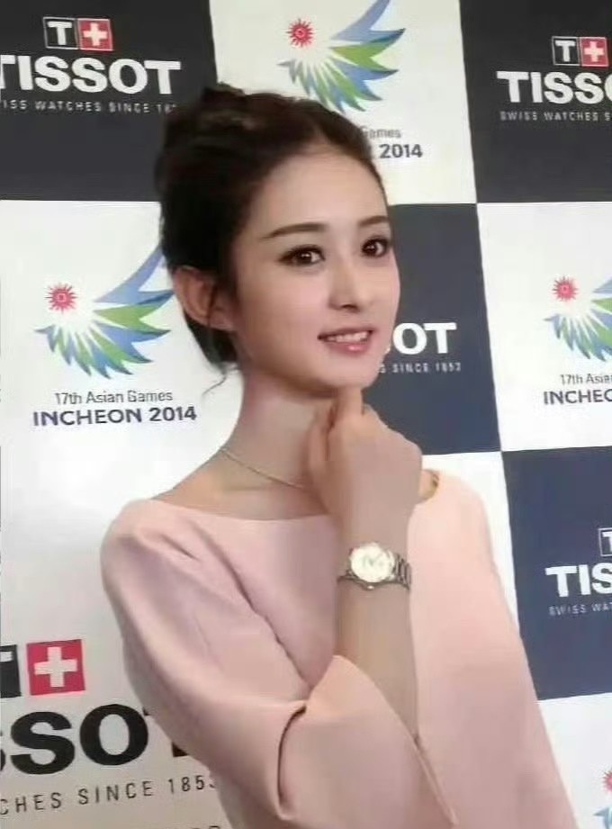 赵丽颖刚出道那会儿，圆溜溜的丸子头和一字眉简直成了她的标志性造型，现在想想还真是