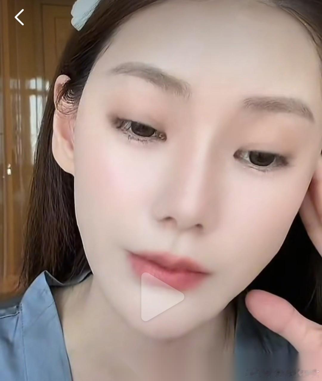 马筱梅不忍了，硬刚网友回应玥儿姐弟回京读书的问题。马筱梅今天直播，有人在直播间