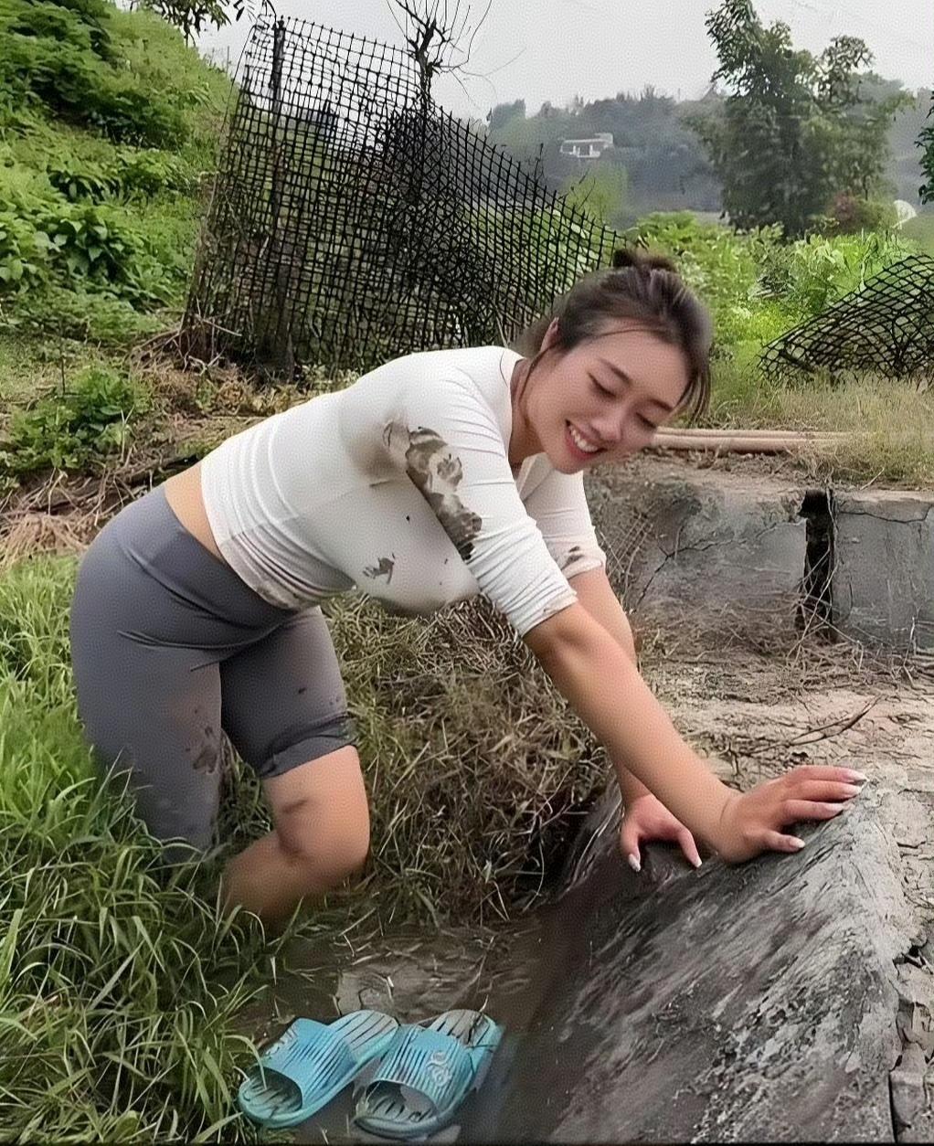 不懂就问，现在农村还有这么辛苦吗？为啥我感觉有点假，特别是胸口衣服上的泥。