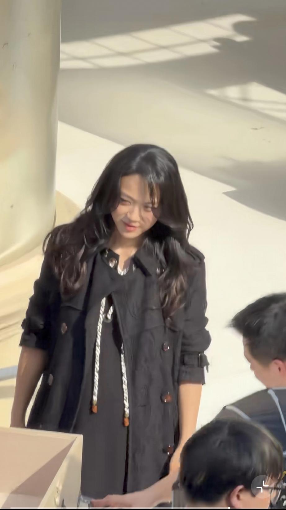 4月27日，汤唯亮相，这肚子大的，一看就是孕妇，很多人说她怀二胎了，并且有一段时