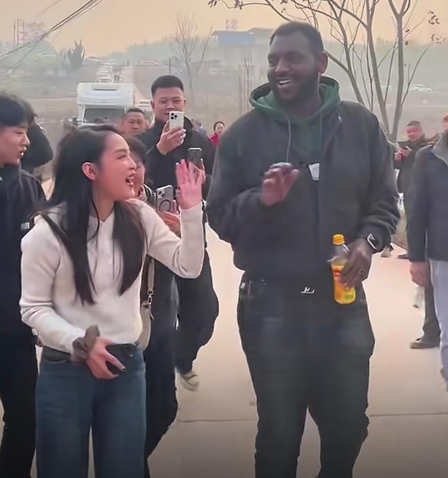 一场杀猪宴，什么人都招来了。万人赴约的热闹场面，几名外国人也闻风赶来。才刚到村