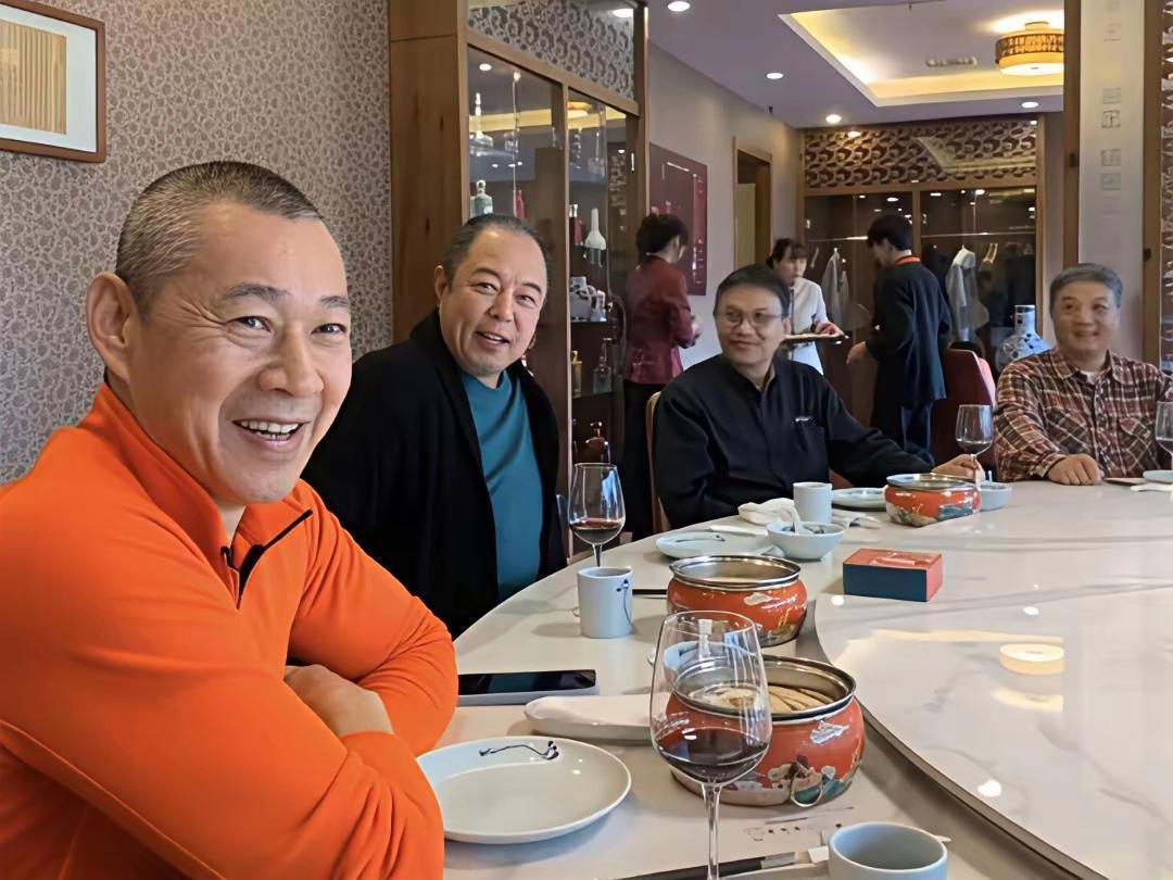 2024年，张丰毅与张铁林吃饭时的合影。张丰毅与张铁林都是演艺圈的老戏骨，他