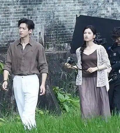 张婧仪李现 雾里青最新路透曝光，两人同框氛围感褒贬不一