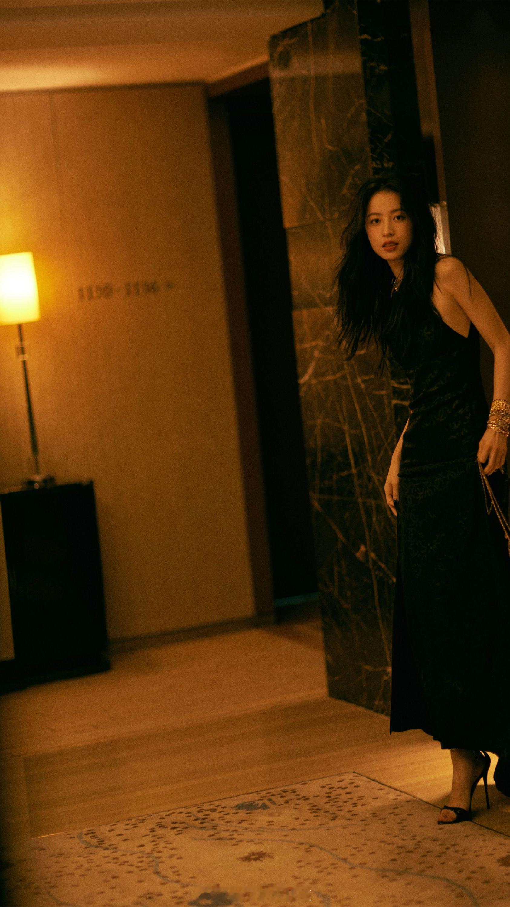 周雨彤酷黑时尚穿搭造型