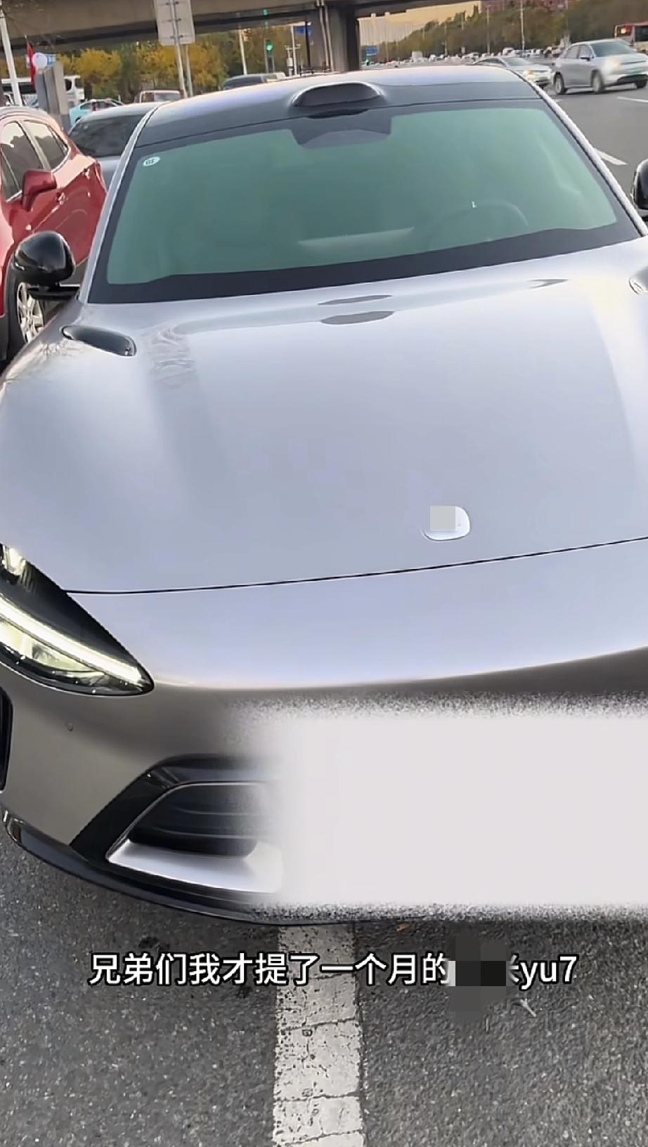 天津。愚妻车主发视频吐槽:我这台车才提了一个月，就发现了很多问题，一个是车灯这边