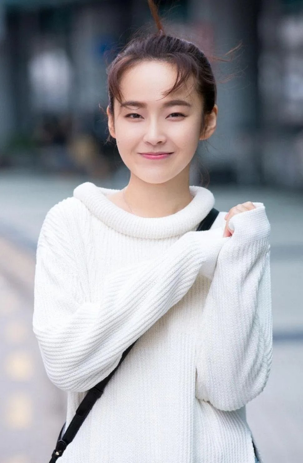 #张佳宁疑似怀孕#张佳宁穿宽松白衣被拍小腹隆起，怀孕传闻冲上热搜！本人辟谣称只是吃胖了，网友吵翻：这