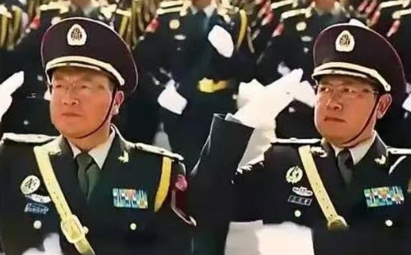 大家是否注意到了？本次阅兵分列式的徒步方队，跟前一次大阅兵有一个明显的不同：每个
