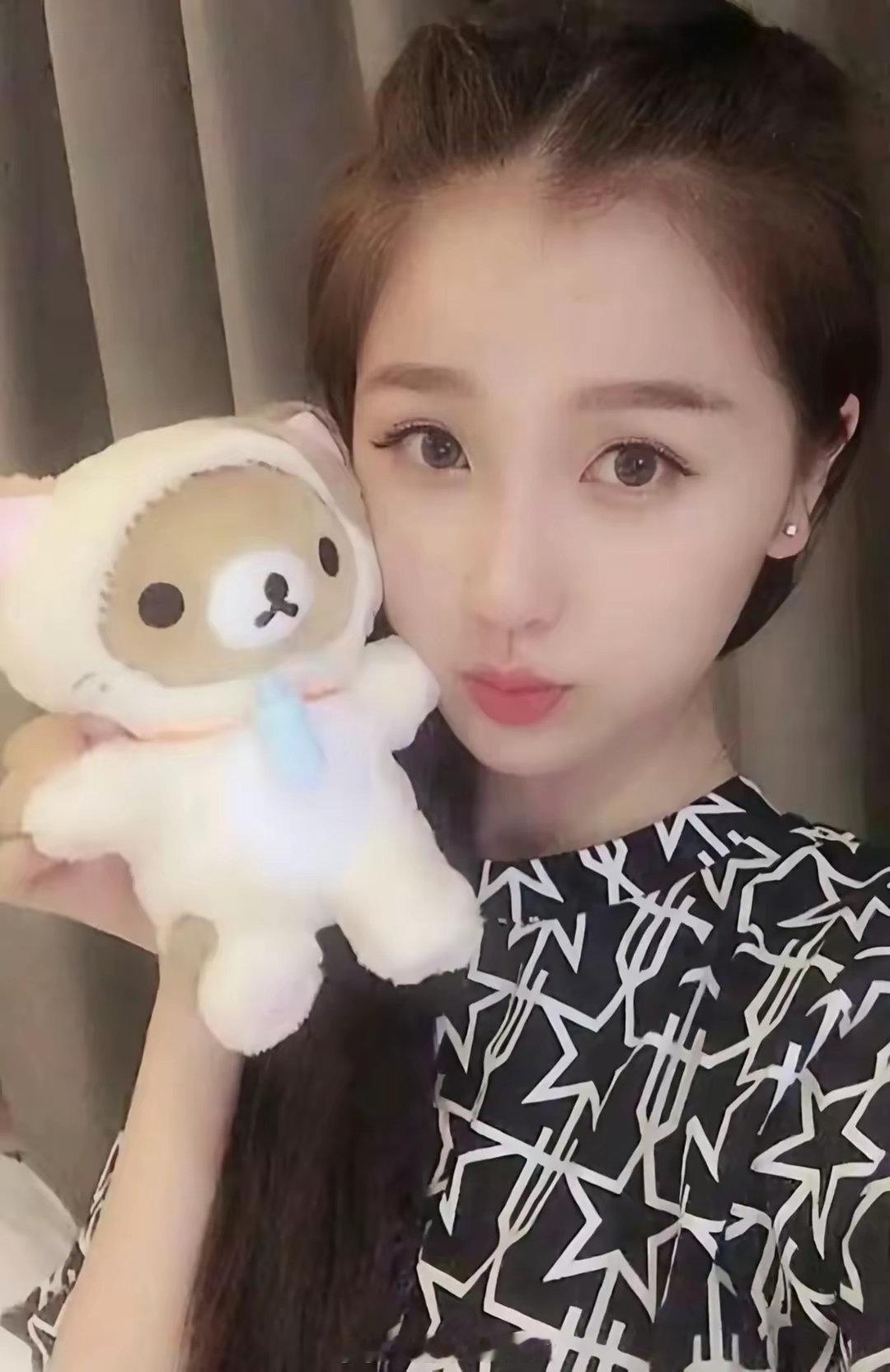 看到虞书欣早期照片，不愧是千金小姐