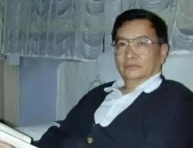 1969年，37岁梁从诫下放江西劳动，妻子周如枚立刻提离婚，还给儿子改名换姓，不