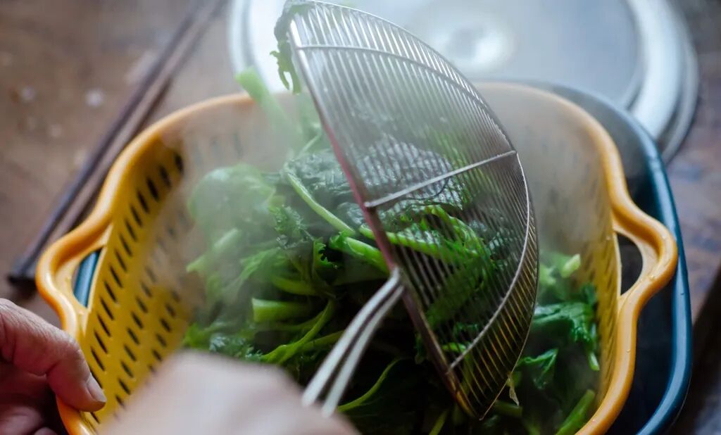 焯水不是简单煮一下! 这6类必须焯水的食物, 你可能一直都没焯对