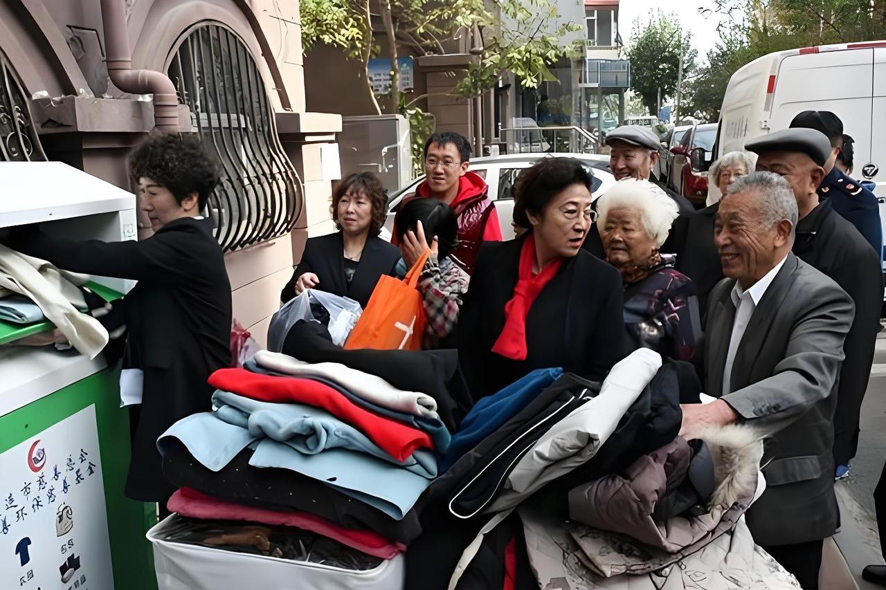 中国捐的“旧衣服”，运到“非洲”后成什么样了？看完你还会捐吗 你在小区门