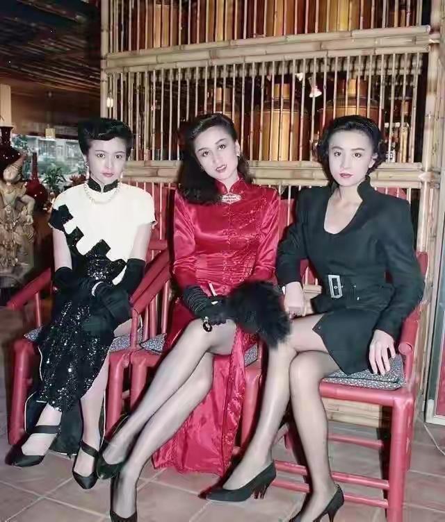 三位美女，最左边是刘嘉玲，最右边是关之琳，中间这位美女是谁啊，肤白貌美，美若天仙