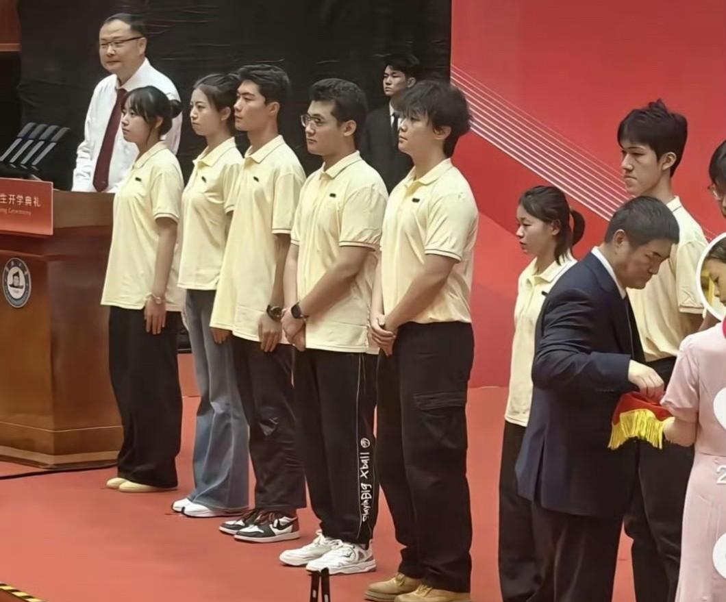 开学典礼上的全红婵看起来也没有发福多少啊？全红婵站在一堆人中个子显得矮矮的。