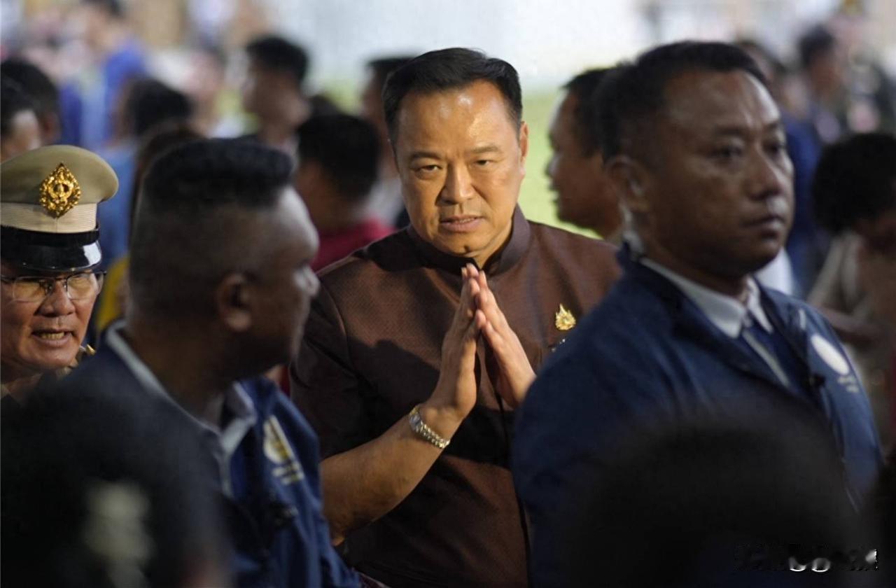 政治死刑？阿努廷这是不想让纳塔蓬好好过个年？在纳塔蓬宣布不合作并成为反对党的下一