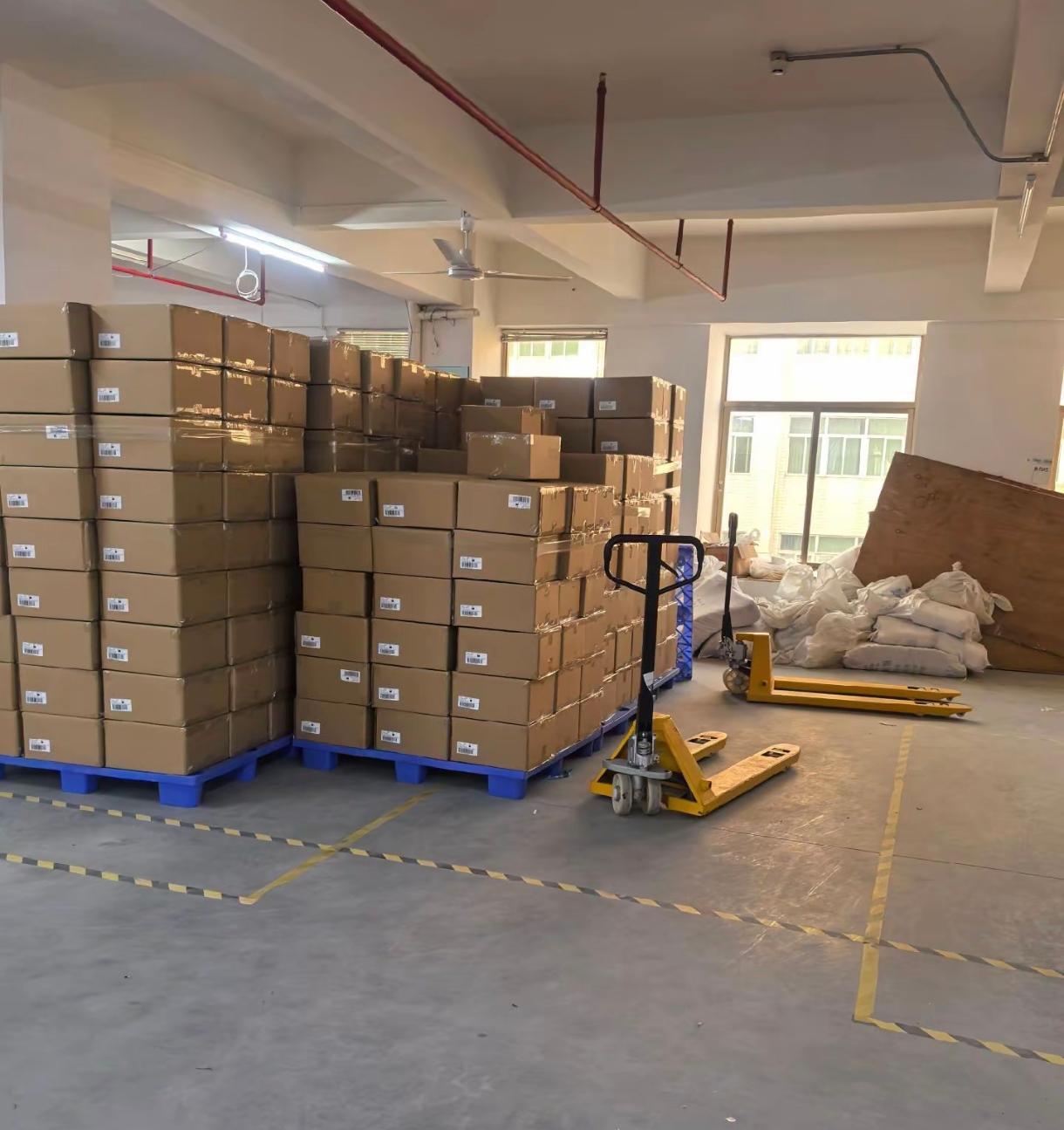 在公司跟老板迎面碰了个正着，我赶紧主动给老板打招呼，老板对我微微一笑就这么错过去