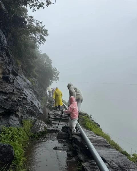 虎跳峡雨中徒步已回，给徒步小白的建议很不幸，心心念念的虎跳峡高路两天一夜徒步，