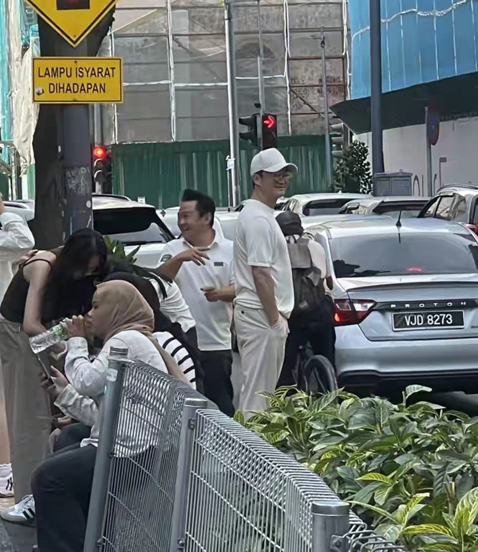 有不少人在马来西亚街头偶遇了吴京、谢楠夫妇，夫妻俩低调游玩，真实又接地气