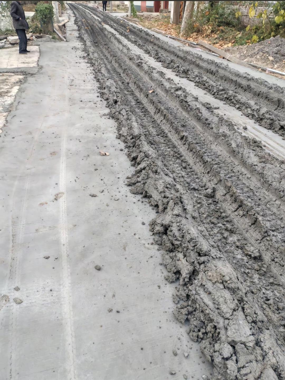 河南一地新建农村道路被硬闯的超限车辆压坏！施工企业称，路上有人阻拦，已被抓获！