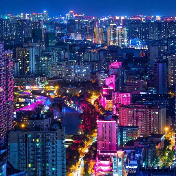 重庆的未来是没办法和成都比的，原因很简单，成都近十年来一直在高速发展，而重庆却活