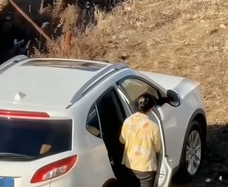 荒凉工地旁的那辆白色越野车，没想到一夜之间成了轰动网络的大事件。车主原本以为藏在