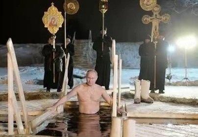 要不是亲眼所见你肯定不信，73岁的普京，居然当着一堆人的面脱了上衣，就往零下好几