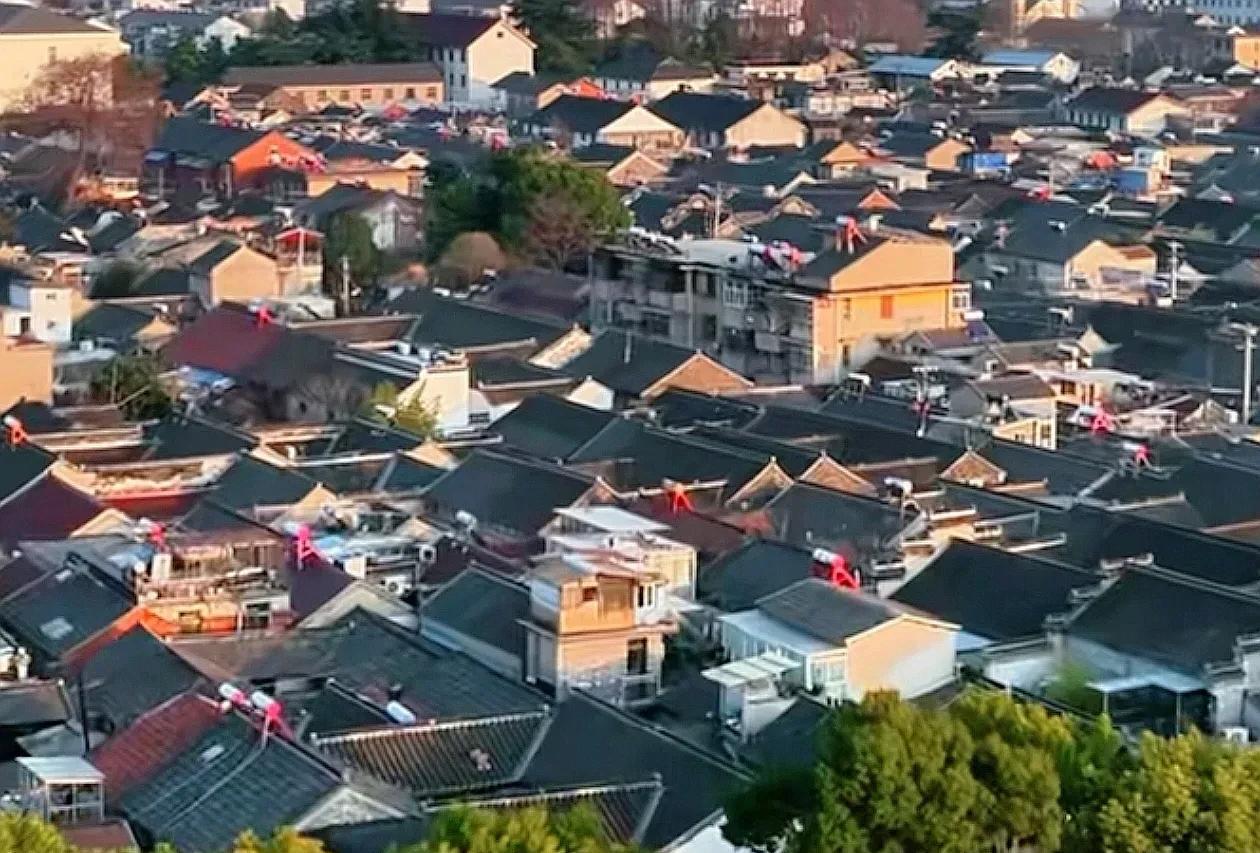 感觉扬州被做局了，现在的扬州老城区保留古色古香，发展文旅产业，那是因为三十年前，