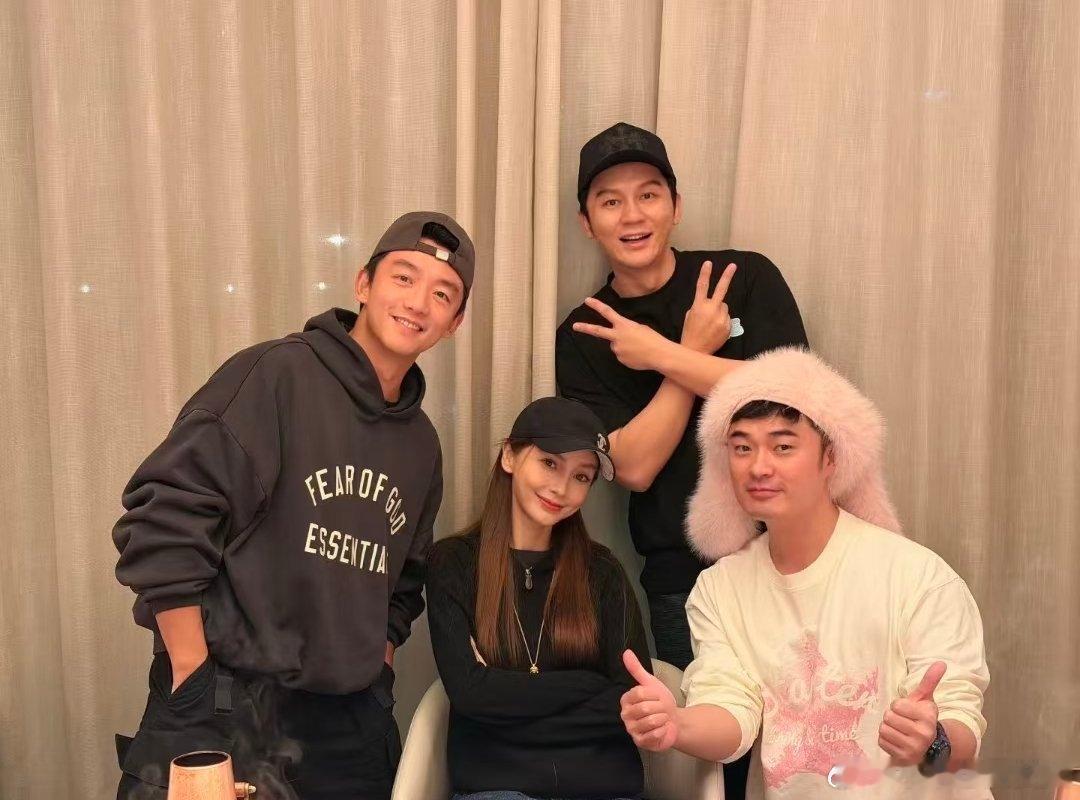 Angelababy郑恺陈赫李晨合影还是这个走位让人会想起当年呜呜呜我才上高