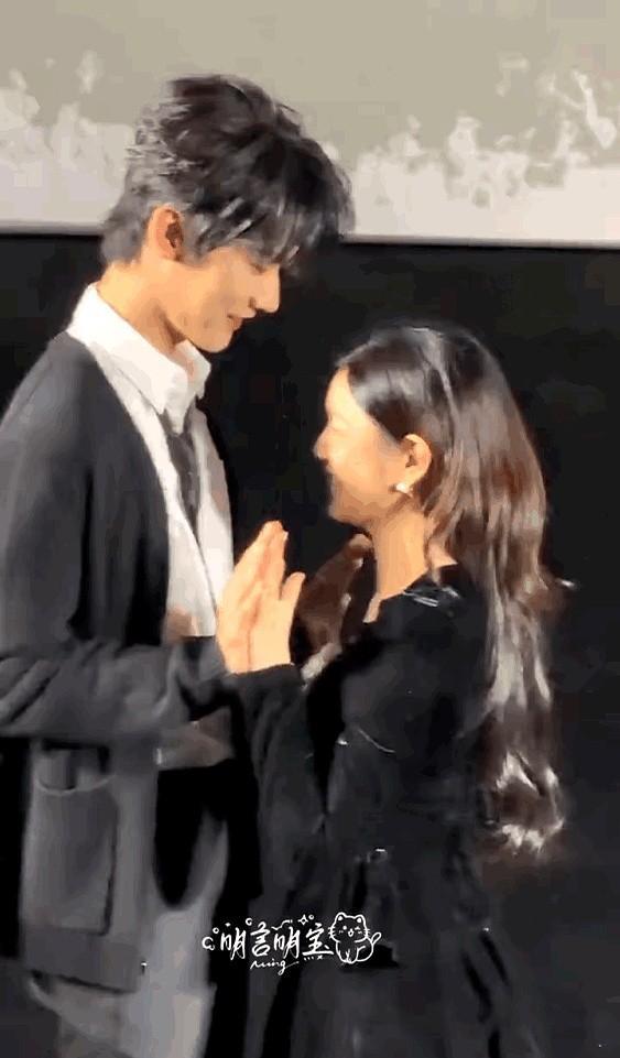 刚否认恋情，陈妍希周柯宇就要凑姐弟综艺？节目组这步棋，踩中了多少人的敏感神经？