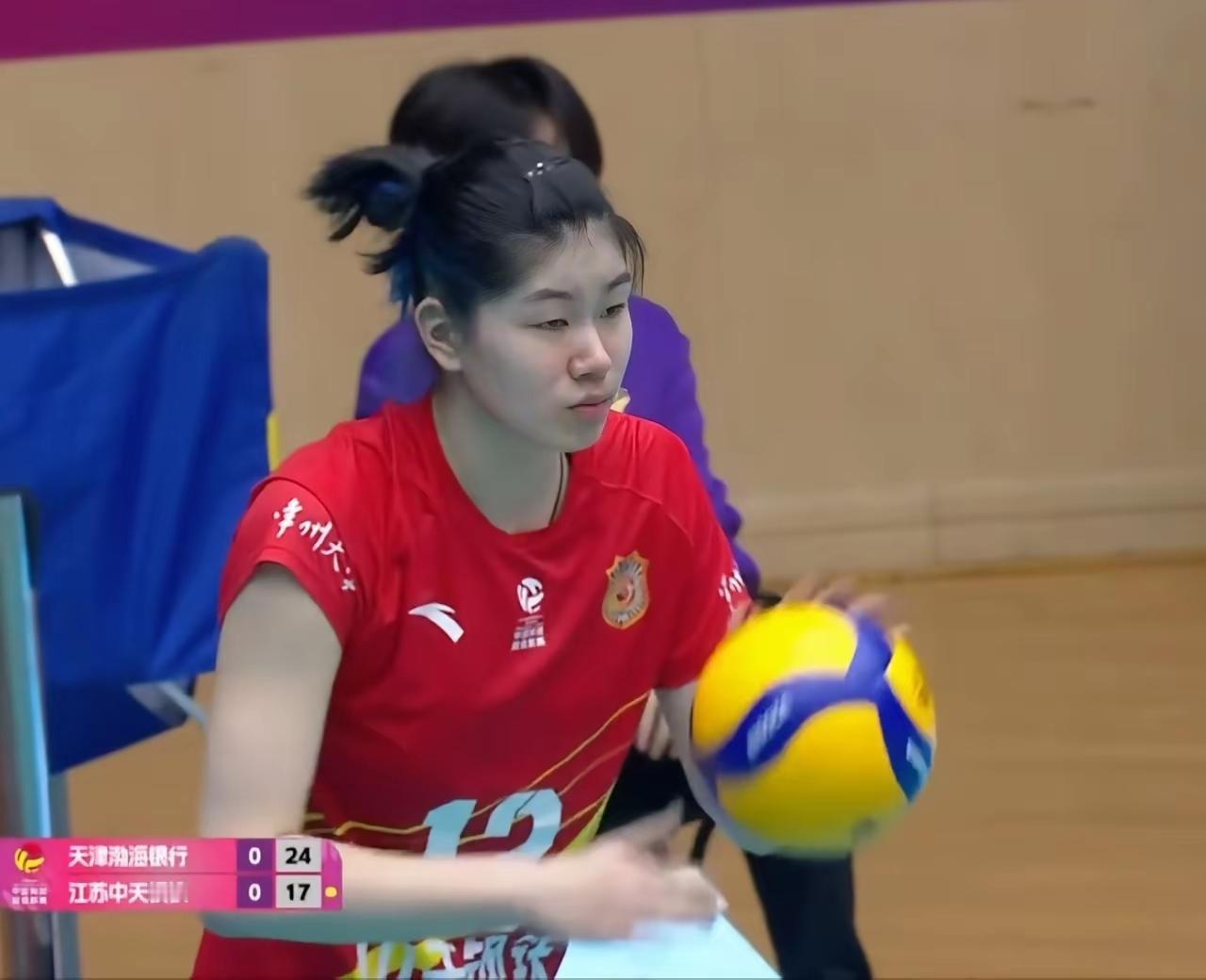 不得不说江苏女排的小副攻杨佳在今年的联赛中表现和山东的杨涵钰一样，表现都是非常出