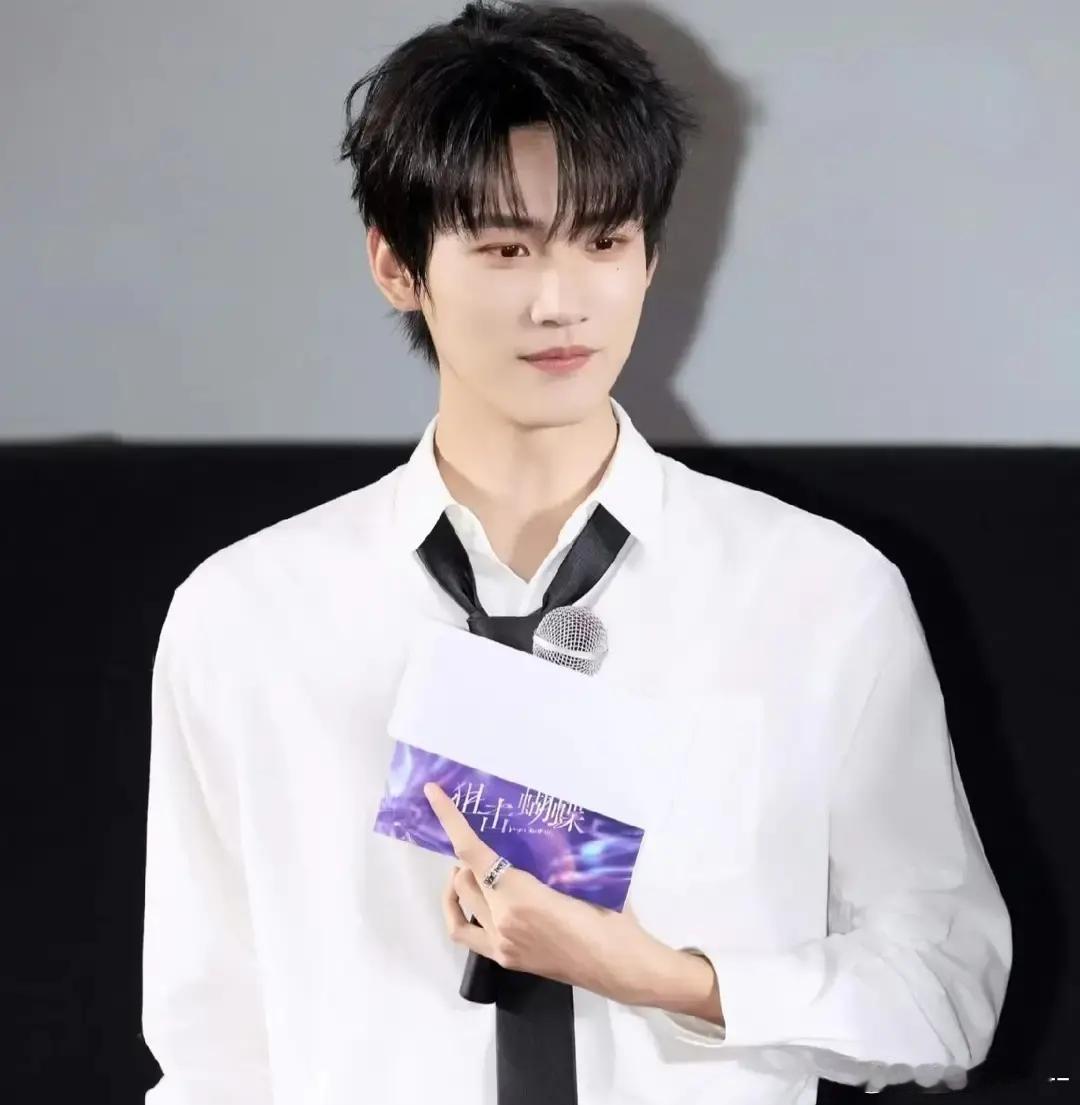 于正的一句话“耽误一天亏百万”，直接把周柯宇参加星光大赏的机会堵死了。粉丝们感