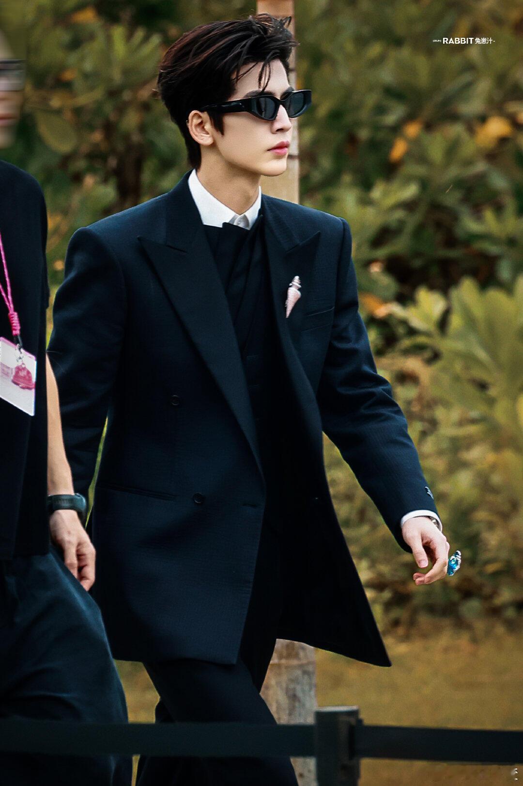 张凌赫张凌赫背头真的好帅~风直吹着头发张凌赫​​​