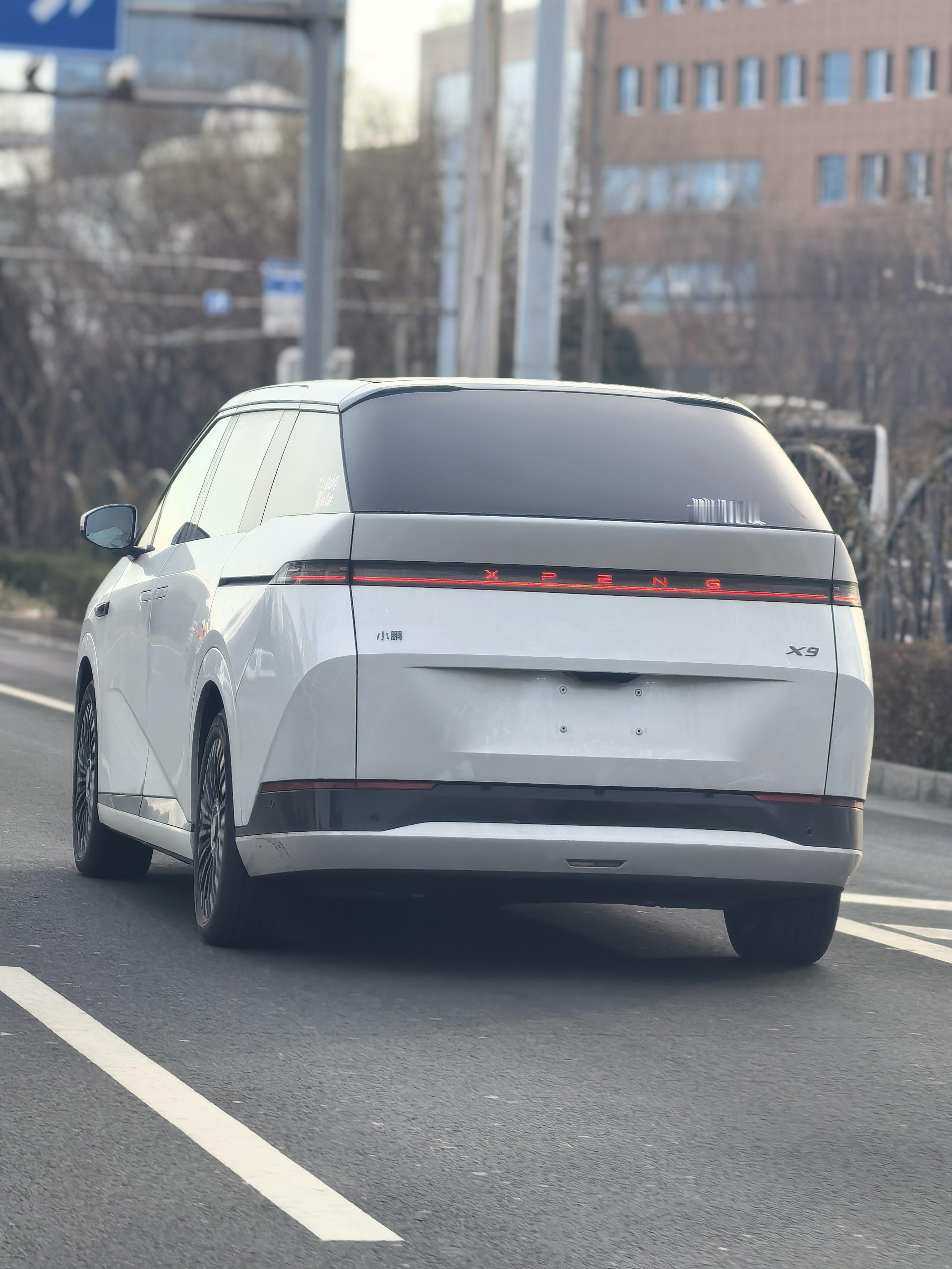 抓到没上牌的小鹏X9太帅了不忍多拍几张！后屁股设计科幻感满满有没有？