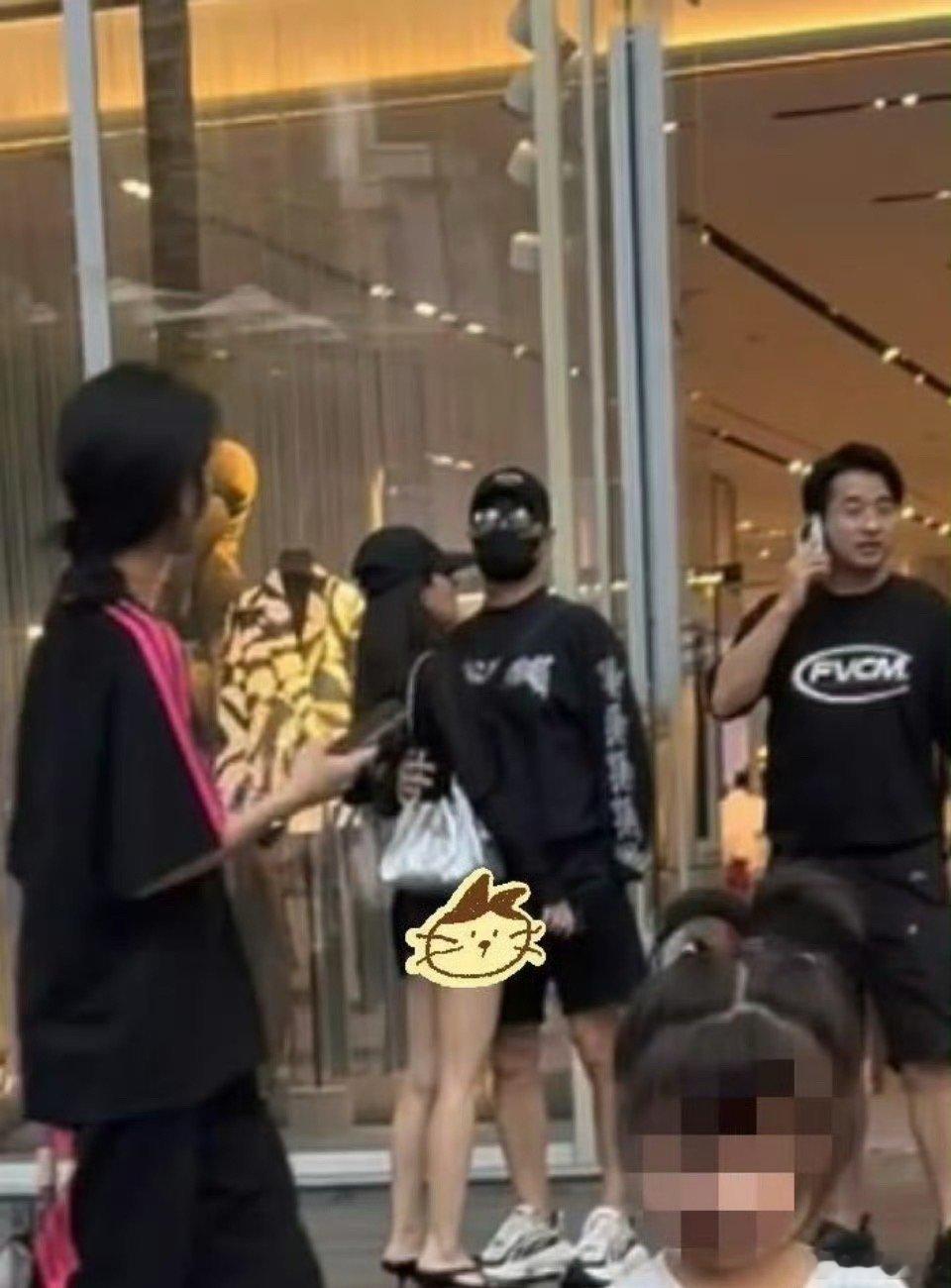 汪峰森林北搂腰逛街真感觉汪峰吃的真好，到底用什么办法让美女们都爱上的[无