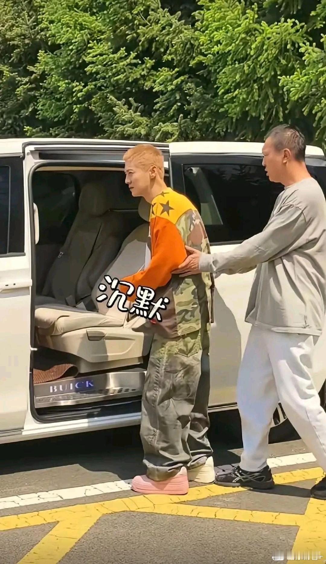 鹿晗近照太扎心！背驼如老人、衣服空荡荡，这还是当年那个顶流吗？每次下车都是点头哈