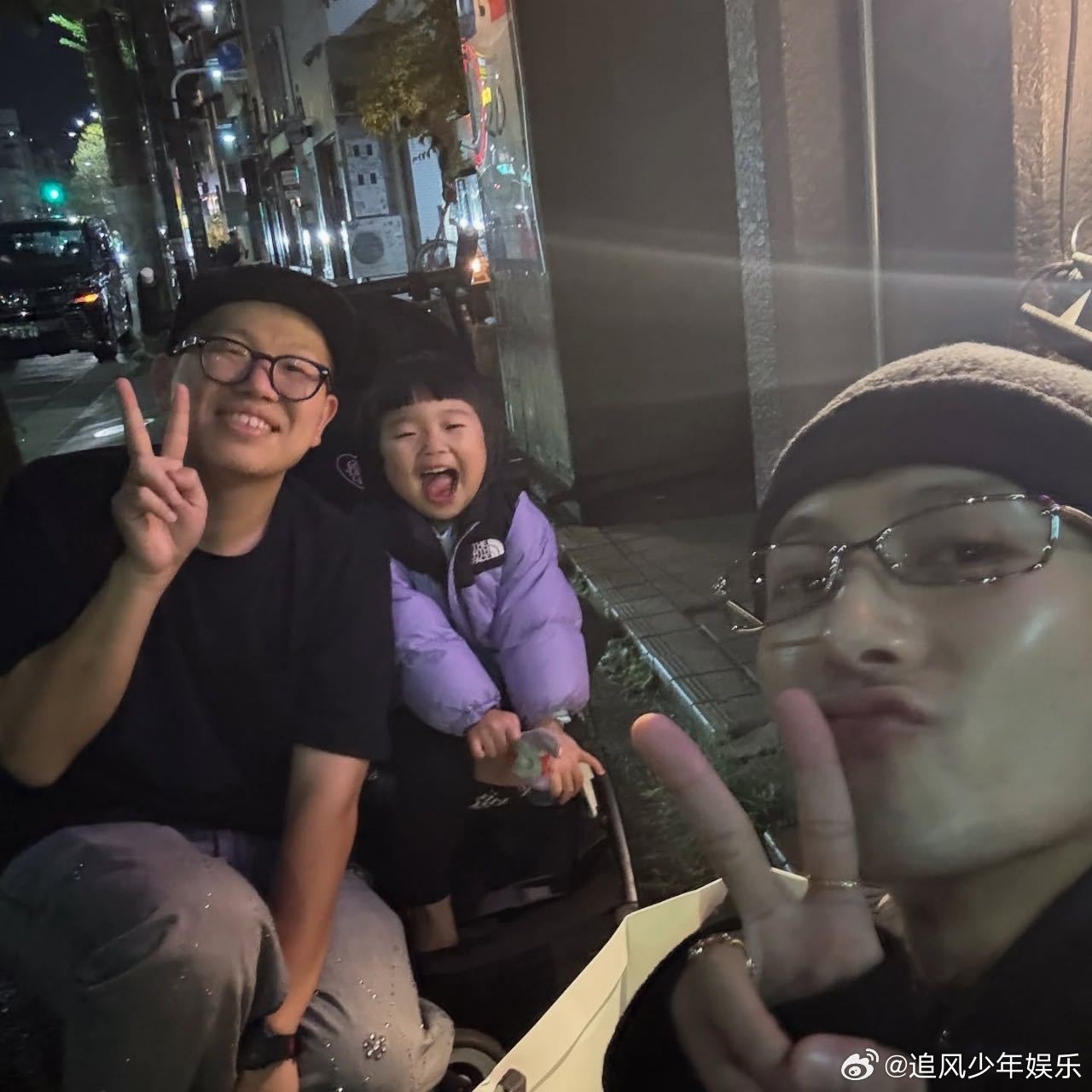 王嘉尔的跟拍我梦里的工作能近距离拍摄王嘉尔的生活，这样的机会谁不想要！从舞台到