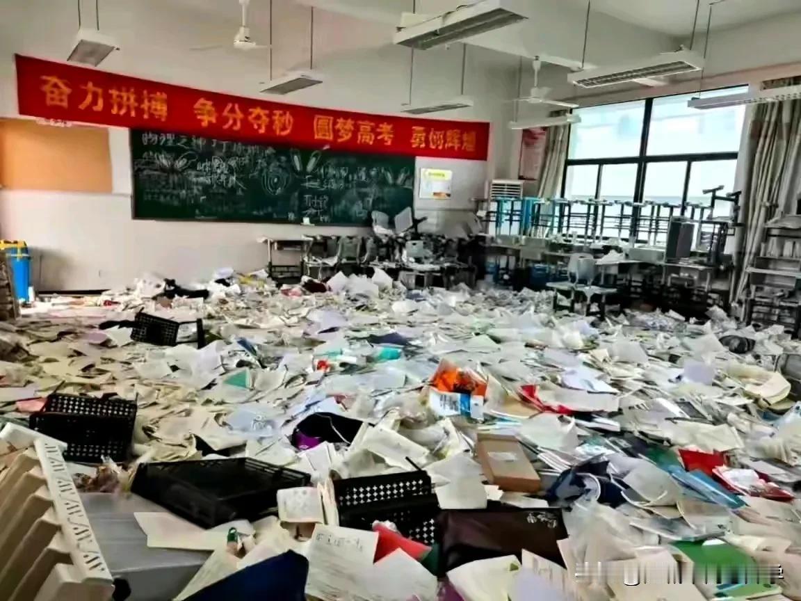 寒窗苦读十余载，高考空余垃圾堆。高考后满地狼藉，犹如一地鸡毛，折射出当代教育